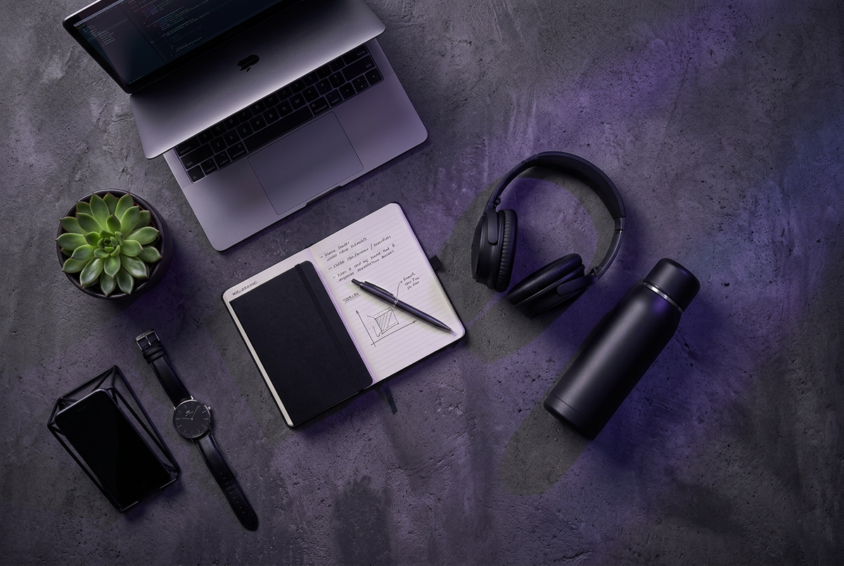 Banner flat lay reloj termo ordenador